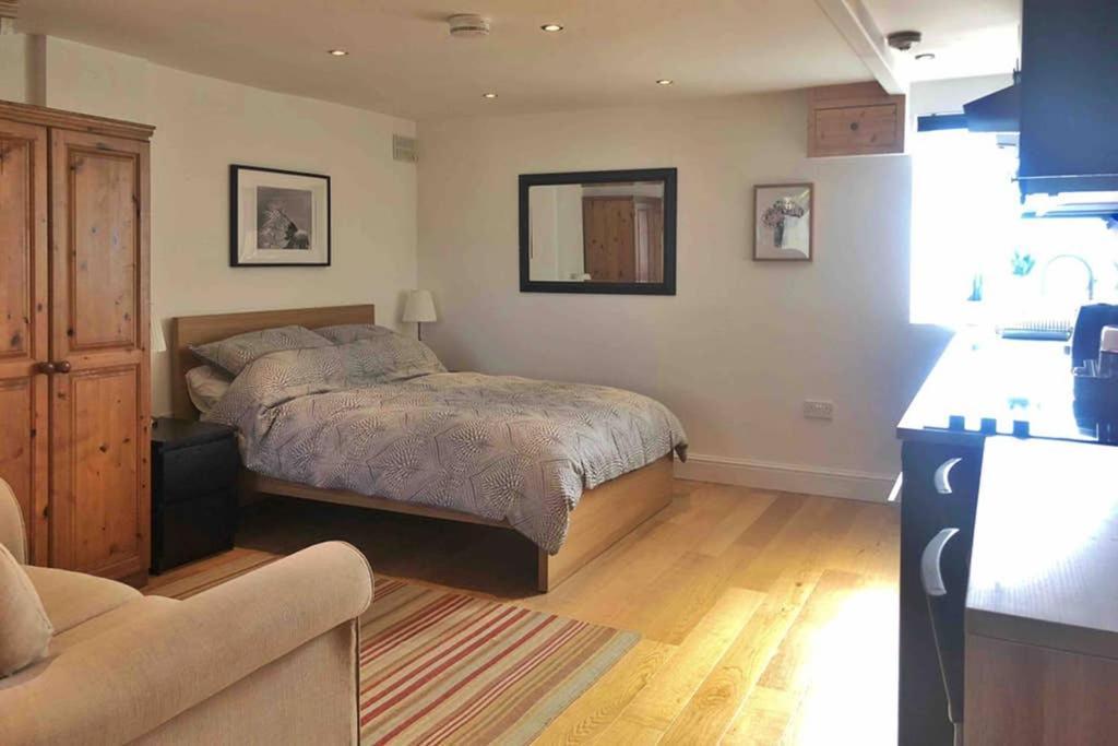 Modern Studio Apartment Near Town Centre Poole Exterior photo