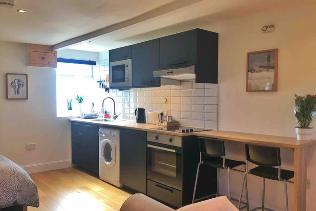 Modern Studio Apartment Near Town Centre Poole Exterior photo